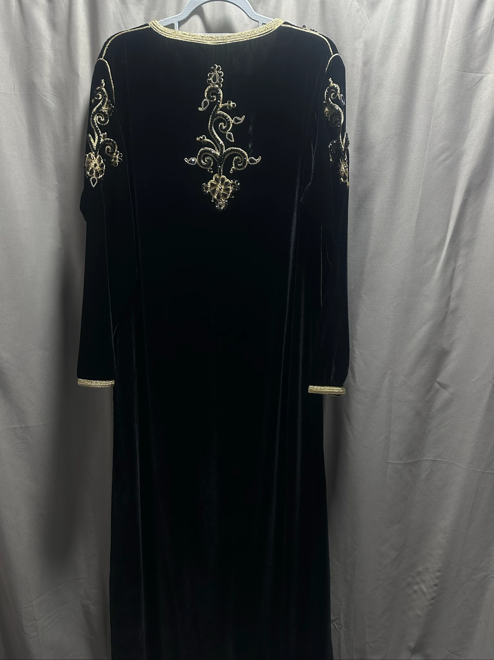 Zwarte en gouden caftan van fluweel – photo 5